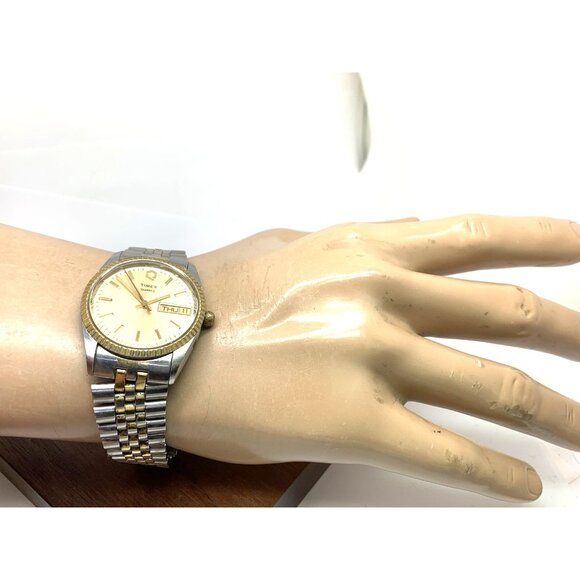 Timex Q Men's Watch Vintage Quartz Gold Dial Day Date 33mm Stainless Steel Band - Picture 4 of 14